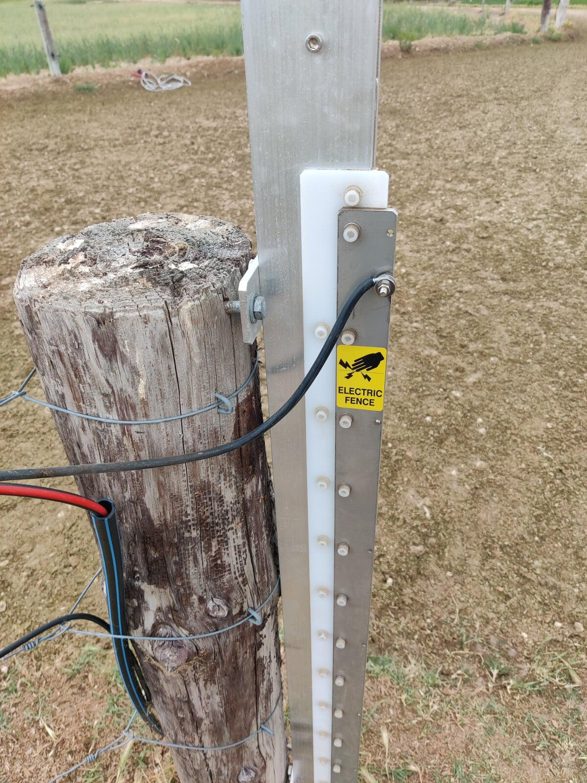 Electric fence connection beside an UpGate